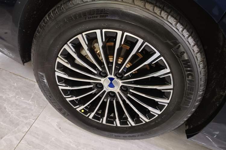Used Denza D9 2022 DM-i 970 Four-Wheel Drive Prestige Model Right Rear Wheel Hub