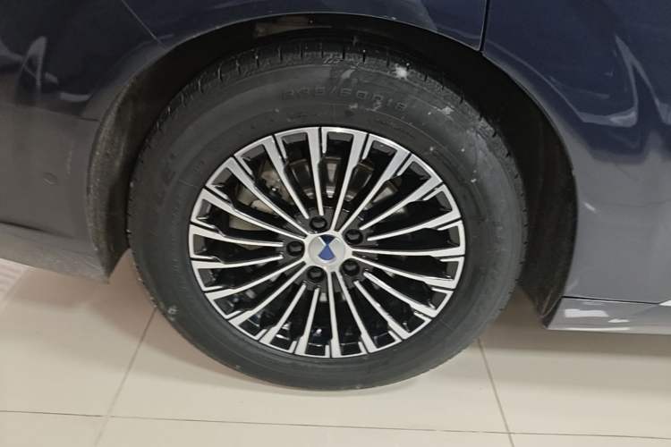 Used Denza D9 2022 DM-i 970 Four-Wheel Drive Flagship Model Right Rear Wheel Hub