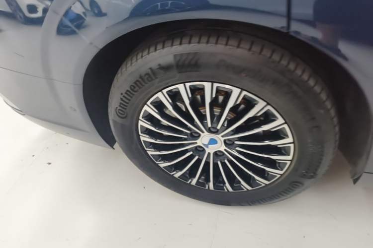 Used Denza D9 2022 DM-i 970 Four-Wheel Drive Flagship Model Right Rear Wheel Hub