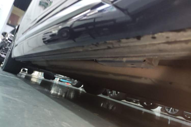Used Denza D9 2022 DM-i 970 Four-Wheel Drive Flagship Model Right Side Sill