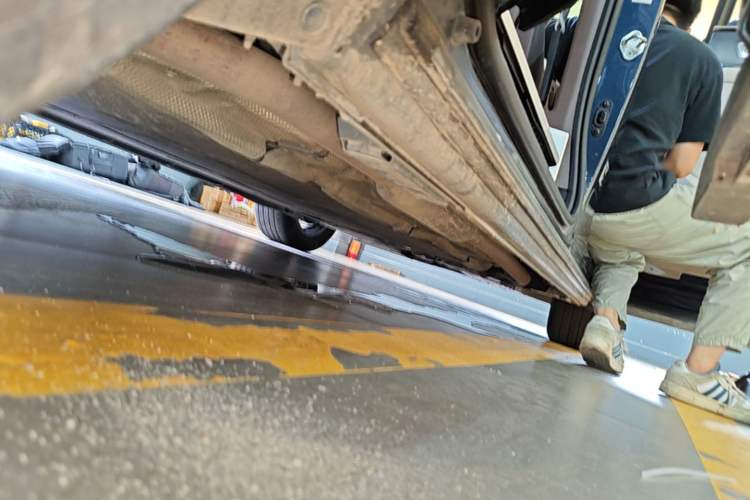 Used Denza D9 2022 DM-i 970 Four-Wheel Drive Prestige Model Right Side Sill