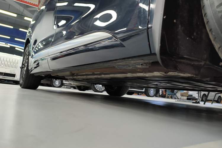Used Denza D9 2022 DM-i 970 Four-Wheel Drive Prestige Model Right Side Sill