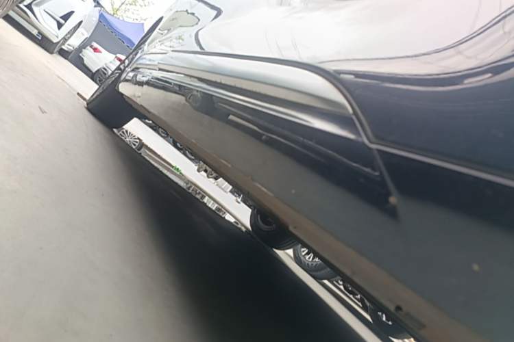 Used Denza D9 2022 DM-i 1040 Prestige Model Right Side Sill