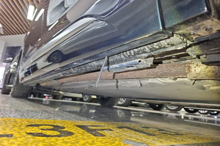 Used Denza D9 2022 DM-i 970 Four-Wheel Drive Flagship Model Right Side Sill