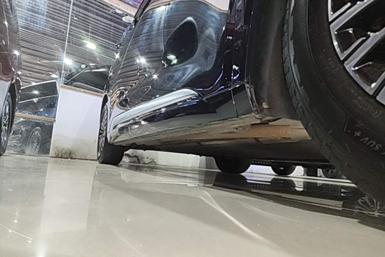 Used Denza D9 2022 DM-i 970 Four-Wheel Drive Flagship Model Right Side Sill
