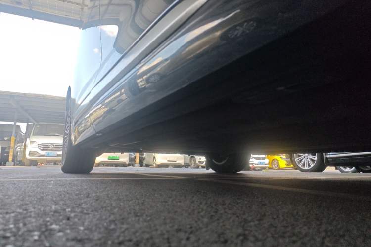 Used Denza D9 2022 DM-i 970 Four-Wheel Drive Prestige Model Right Side Sill