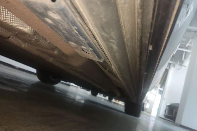Used Denza D9 2022 DM-i 1040 Prestige Model Right Side Sill