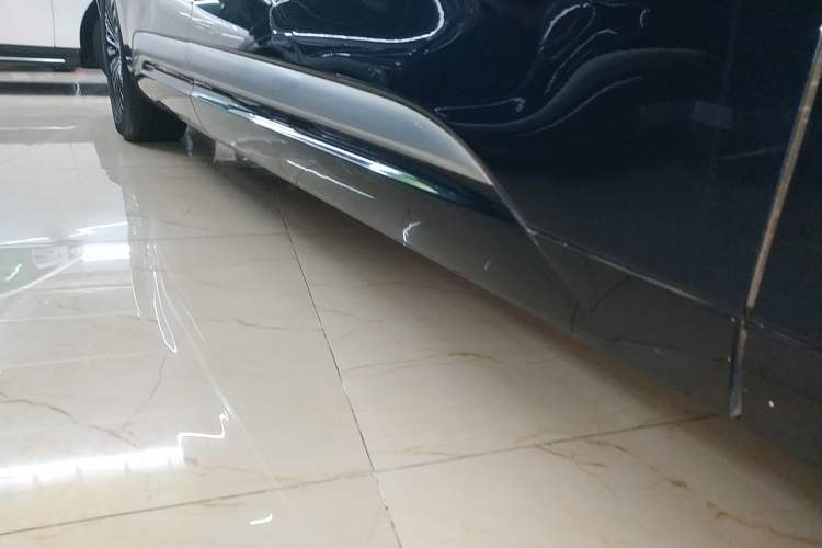 Used Denza D9 2022 DM-i 1040 Prestige Model Right Side Sill