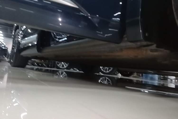 Used Denza D9 2022 DM-i 970 Four-Wheel Drive Flagship Model Right Side Sill