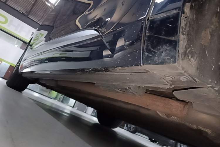 Used Denza D9 2022 DM-i 970 Four-Wheel Drive Flagship Model Right Side Sill