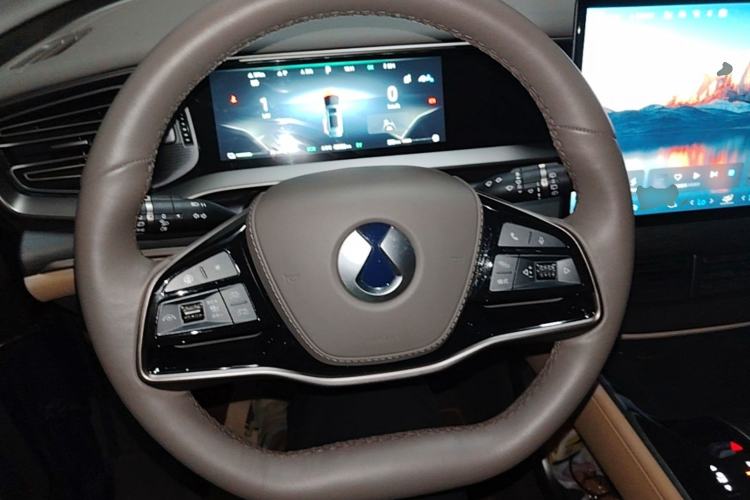 Used Denza D9 2022 DM-i 970 Four-Wheel Drive Prestige Model Steering Wheel
