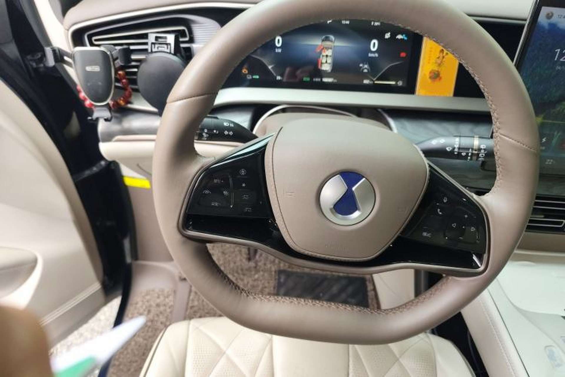 Used Denza D9 2022 DM-i 1040 Prestige Model Steering Wheel