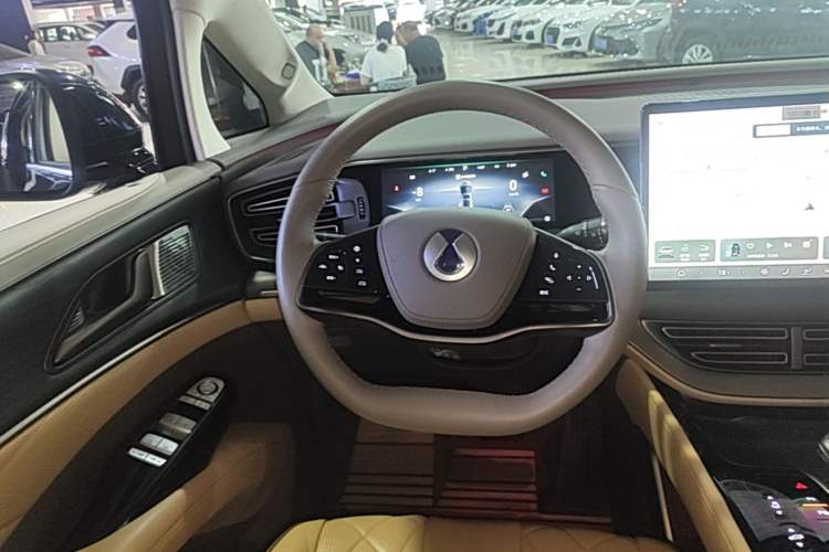 Used Denza D9 2022 DM-i 970 Four-Wheel Drive Flagship Model Steering Wheel