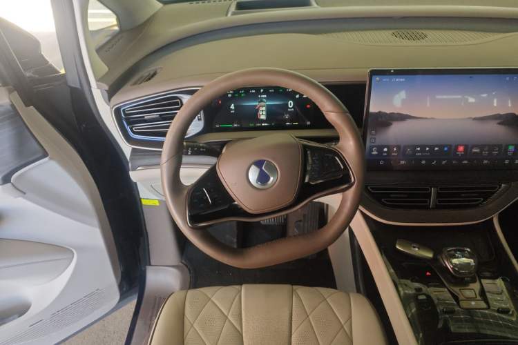 Used Denza D9 2022 DM-i 970 Four-Wheel Drive Prestige Model Steering Wheel