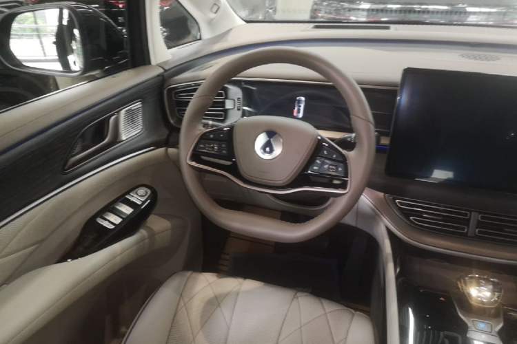 Used Denza D9 2022 DM-i 970 Four-Wheel Drive Flagship Model Steering Wheel