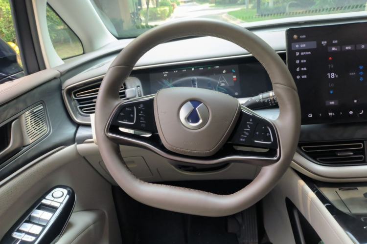 Used Denza D9 2022 DM-i 1040 Prestige Model Steering Wheel
