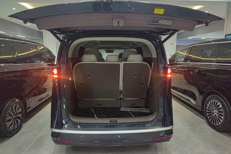 Used Denza D9 2022 DM-i 970 Four-Wheel Drive Flagship Model Trunk