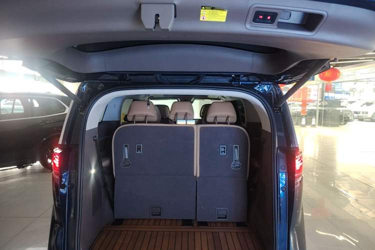 Used Denza D9 2022 DM-i 970 Four-Wheel Drive Flagship Model Trunk