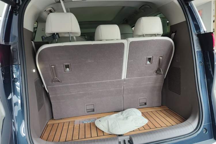 Used Denza D9 2022 DM-i 970 Four-Wheel Drive Prestige Model Trunk