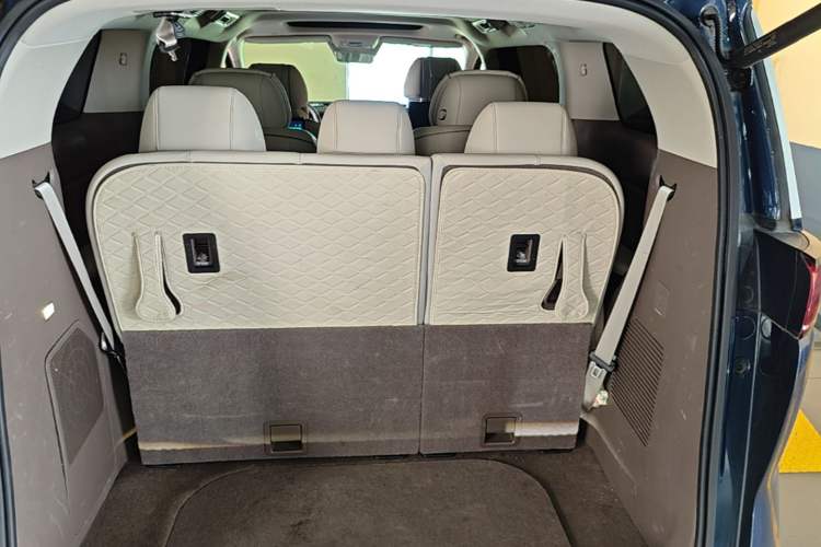 Used Denza D9 2022 DM-i 970 Four-Wheel Drive Prestige Model Trunk
