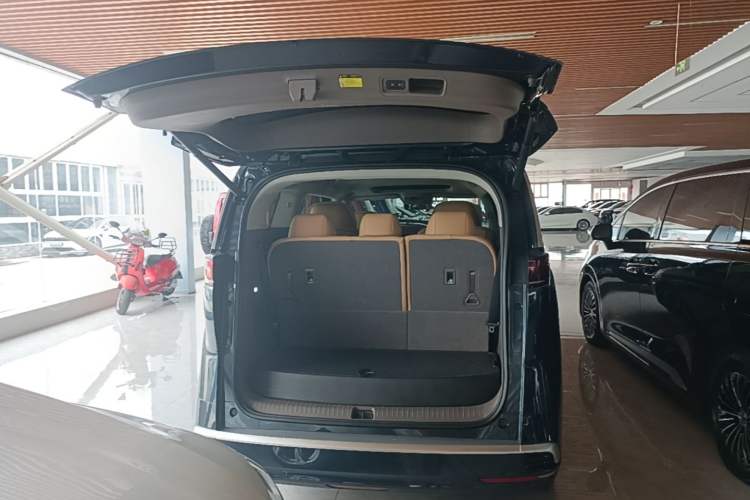 Used Denza D9 2022 DM-i 970 Four-Wheel Drive Flagship Model Trunk