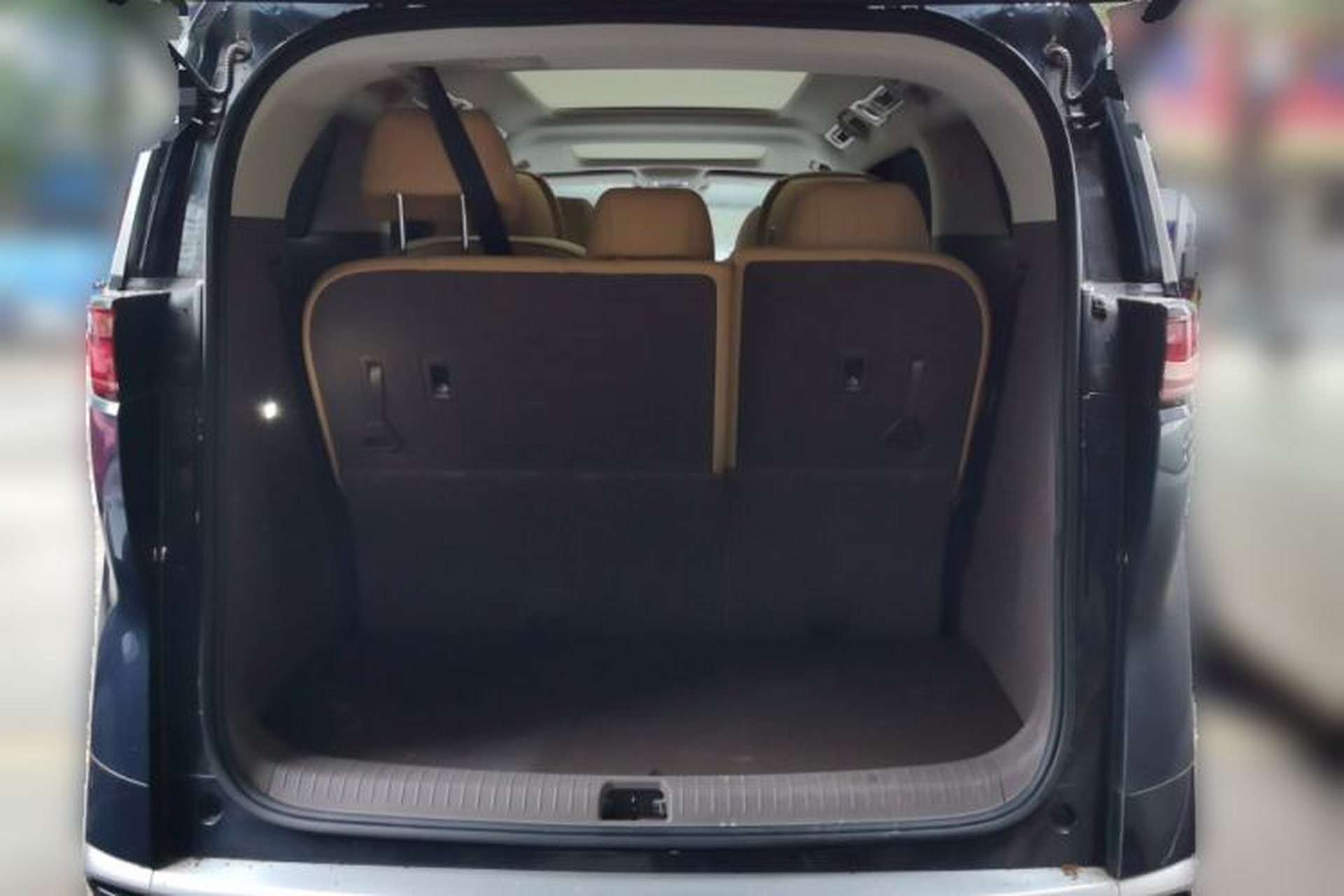 Used Denza D9 2022 DM-i 1040 Prestige Model Trunk