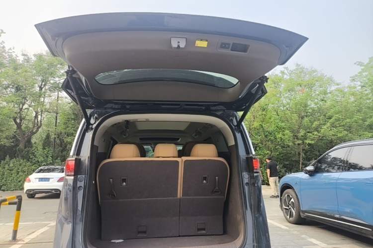 Used Denza D9 2022 DM-i 1040 Prestige Model Trunk