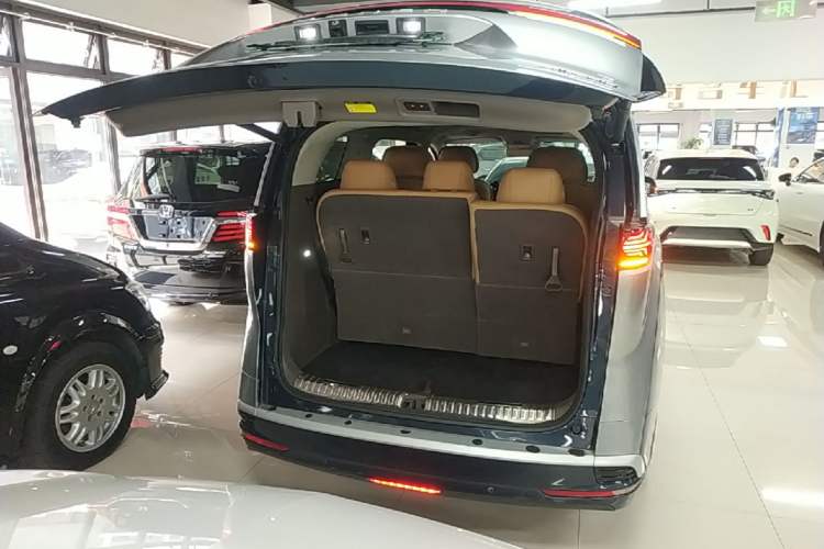 Used Denza D9 2022 DM-i 970 Four-Wheel Drive Flagship Model Trunk