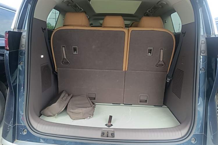 Used Denza D9 2022 DM-i 1040 Prestige Model Trunk