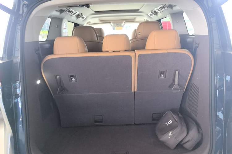Used Denza D9 2022 DM-i 1040 Prestige Model Trunk