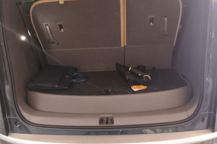 Used Denza D9 2022 DM-i 970 Four-Wheel Drive Flagship Model Trunk