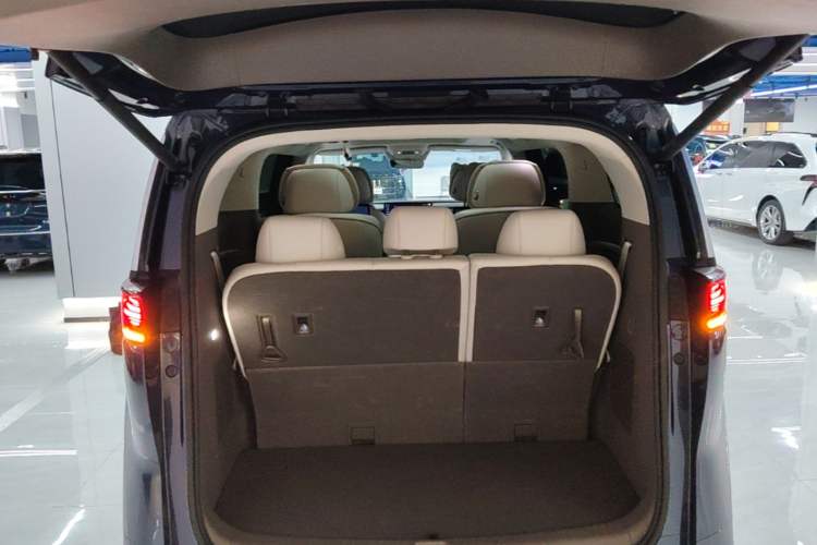 Used Denza D9 2022 DM-i 970 Four-Wheel Drive Flagship Model Trunk