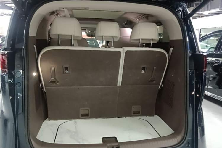 Used Denza D9 2022 DM-i 970 Four-Wheel Drive Prestige Model Trunk