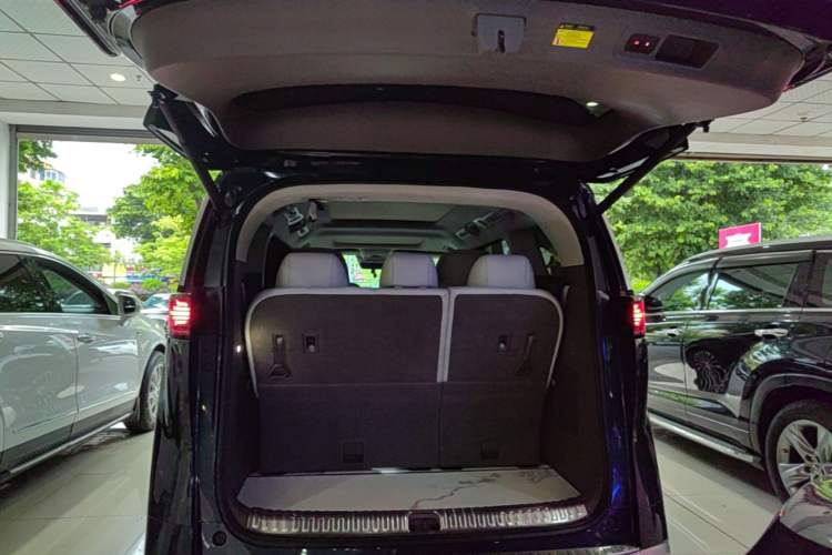 Used Denza D9 2022 DM-i 970 Four-Wheel Drive Flagship Model Trunk