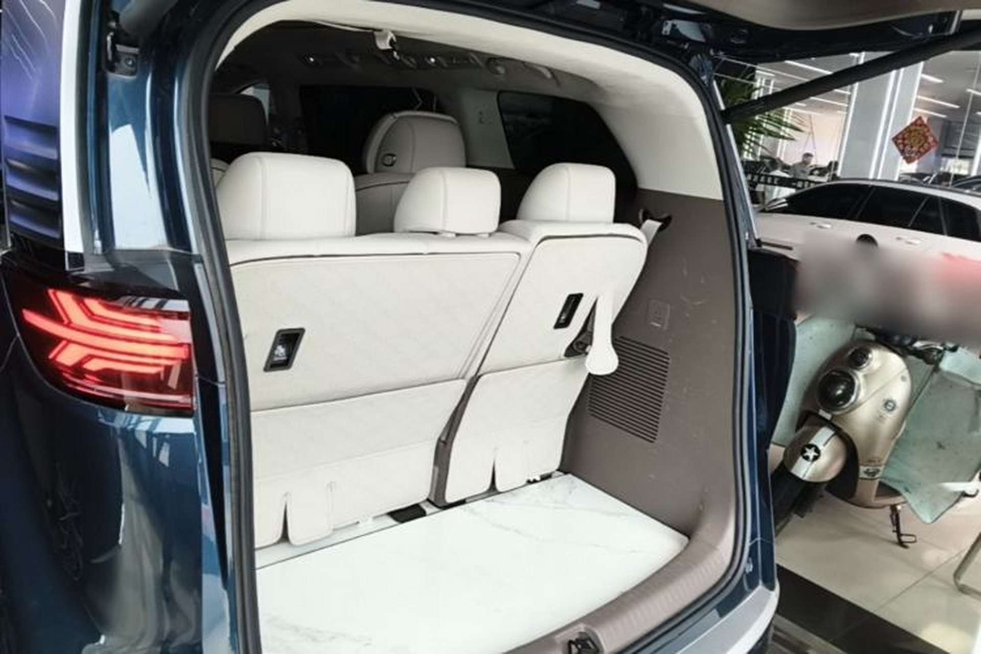 Used Denza D9 2022 DM-i 970 Four-Wheel Drive Flagship Model Trunk