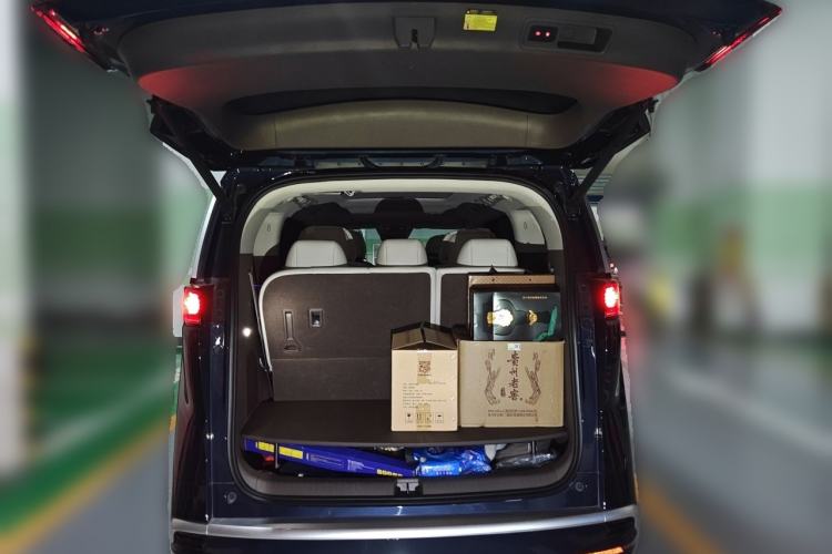 Used Denza D9 2022 DM-i 970 Four-Wheel Drive Flagship Model Trunk