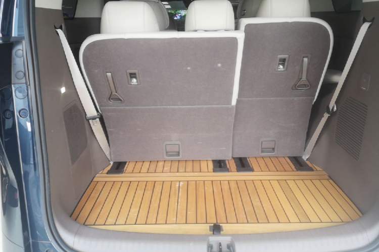Used Denza D9 2022 DM-i 970 Four-Wheel Drive Flagship Model Trunk