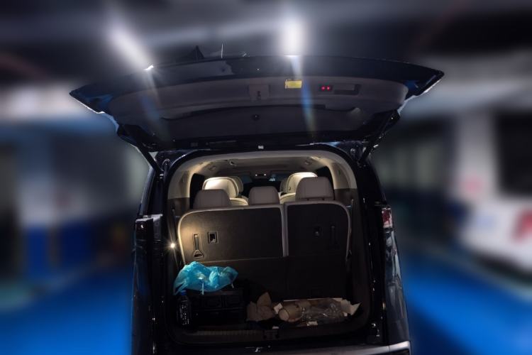 Used Denza D9 2022 DM-i 970 Four-Wheel Drive Flagship Model Trunk