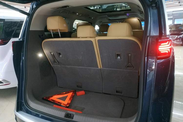 Used Denza D9 2022 DM-i 1040 Prestige Model Trunk