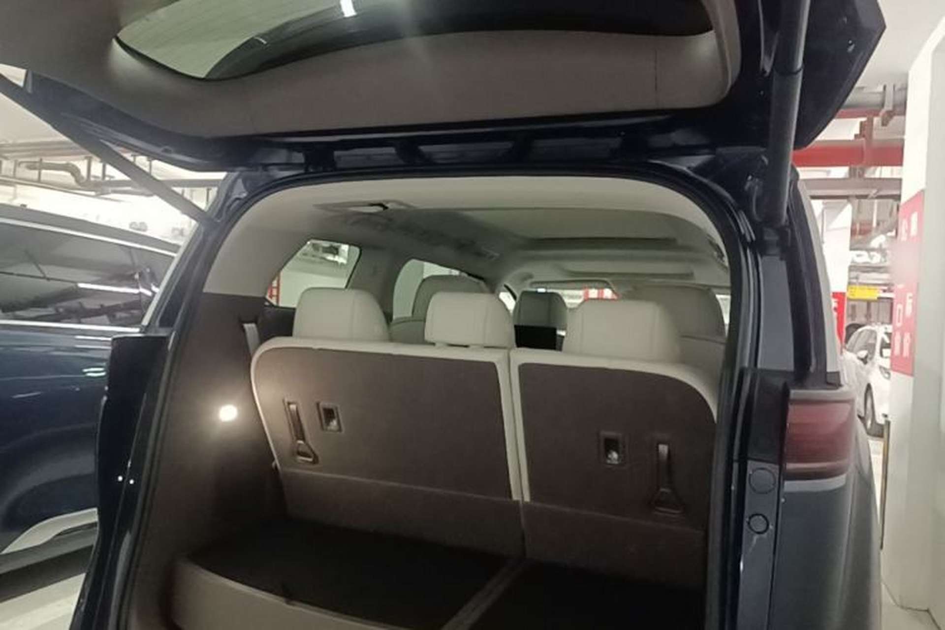 Used Denza D9 2022 DM-i 970 Four-Wheel Drive Prestige Model Trunk