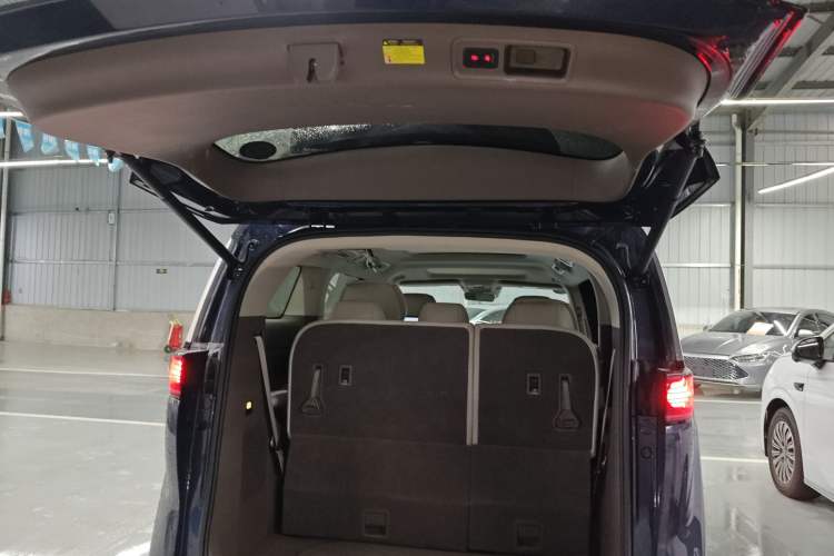 Used Denza D9 2022 DM-i 970 Four-Wheel Drive Flagship Model Trunk