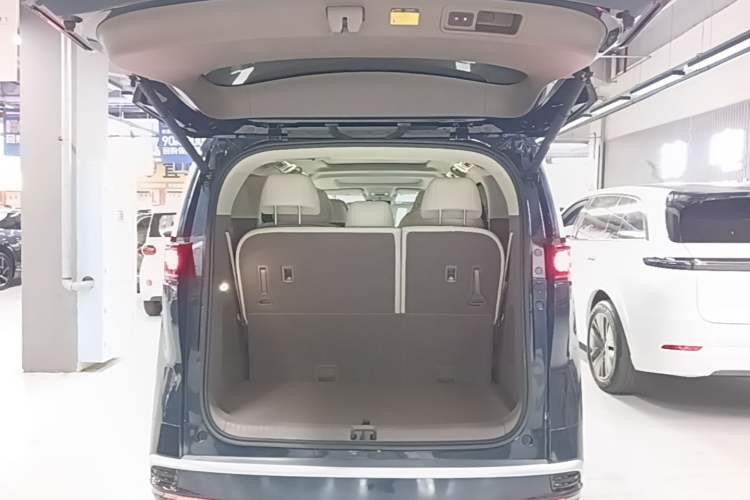 Used Denza D9 2022 DM-i 970 Four-Wheel Drive Flagship Model Trunk