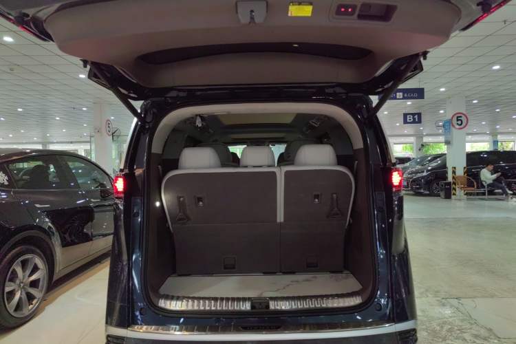 Used Denza D9 2022 DM-i 970 Four-Wheel Drive Flagship Model Trunk