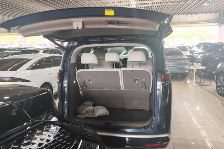 Used Denza D9 2022 DM-i 970 Four-Wheel Drive Flagship Model Trunk