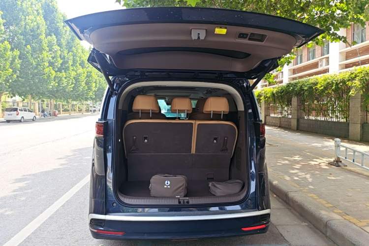 Used Denza D9 2022 DM-i 970 Four-Wheel Drive Flagship Model Trunk