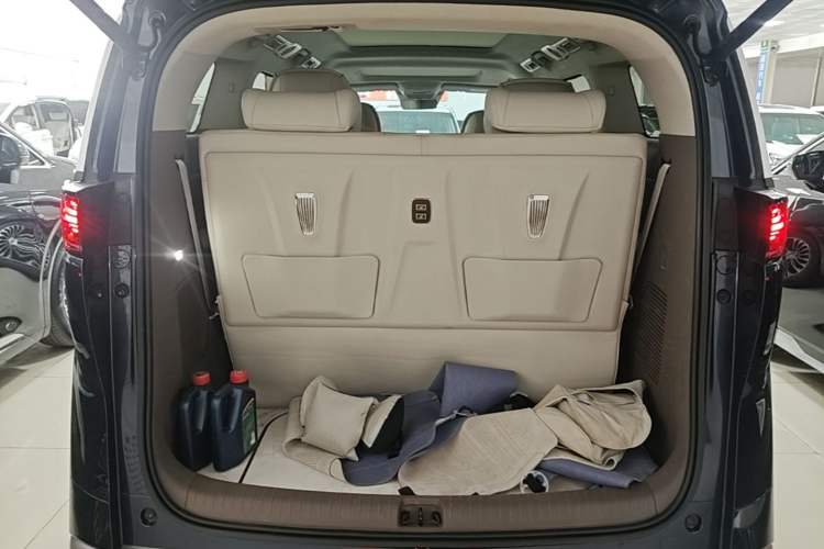 Used Denza D9 2022 DM-i 970 Four-Wheel Drive Flagship Model Trunk