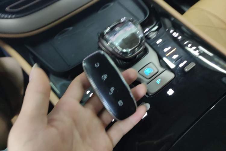 Used Denza D9 2022 DM-i 970 Four-Wheel Drive Flagship Model Vehicle Key