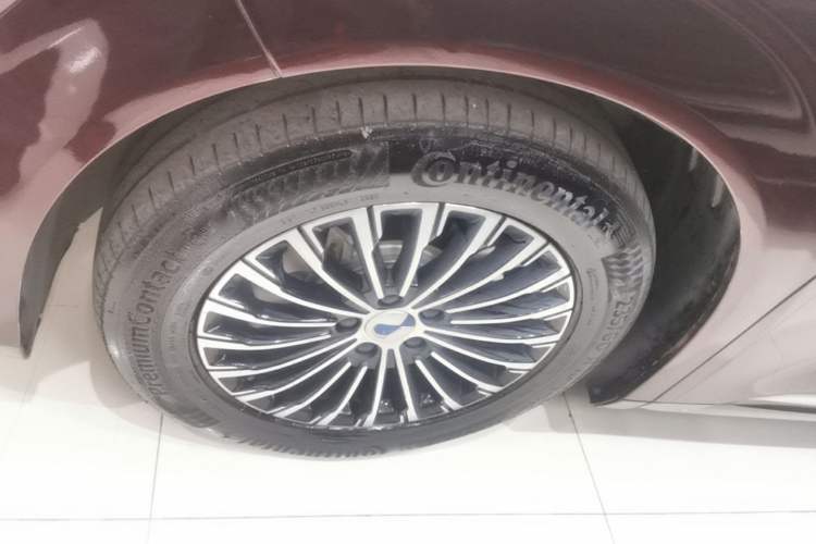 Used Denza D9 2022 DM-i 970 Four-Wheel Drive Flagship Model Left Front Wheel Hub