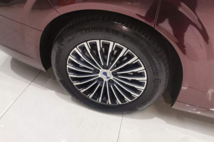 Used Denza D9 2022 DM-i 970 Four-Wheel Drive Flagship Model Right Rear Wheel Hub