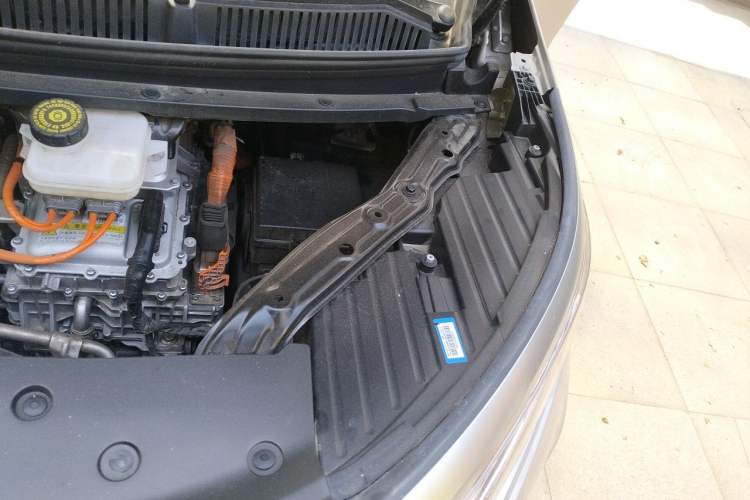 Used Denza D9 2022 DM-i 970 Four-Wheel Drive Flagship Model Engine Bay Left